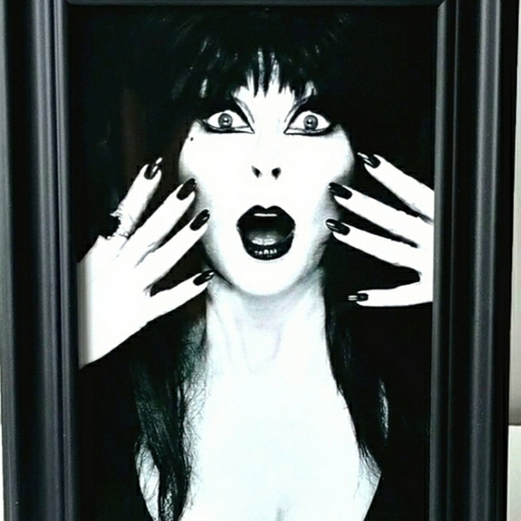 Elvira B & W Horror Queen Cult Classic Gothic Punk Rock 80s 90s - Picture 4 of 4